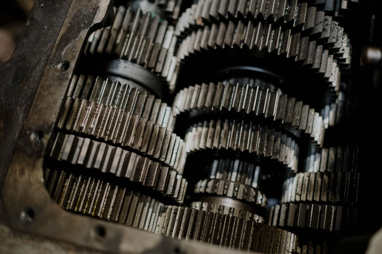Engranajes y componentes mecánicos industriales