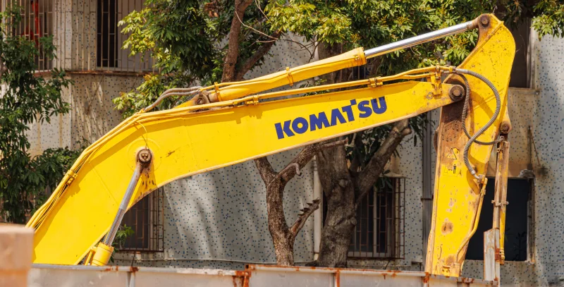 Komatsu PC200-10 con la marca visible en la maquinaria