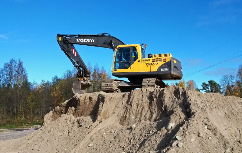 Volvo EC210BLC con la marca visible en la maquinaria